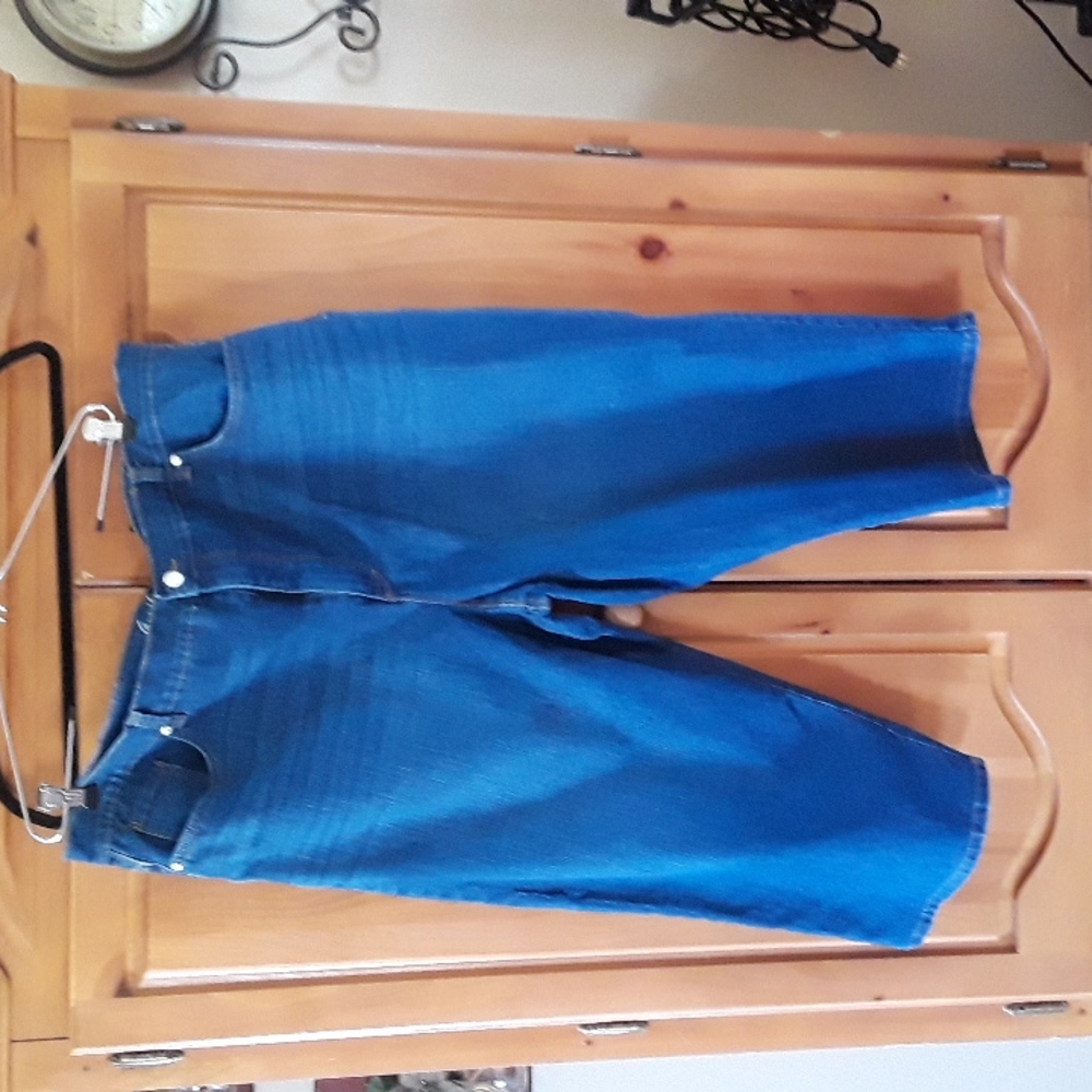 Gloria Vanderbilt jean Capris size 24 with all around slimming effect